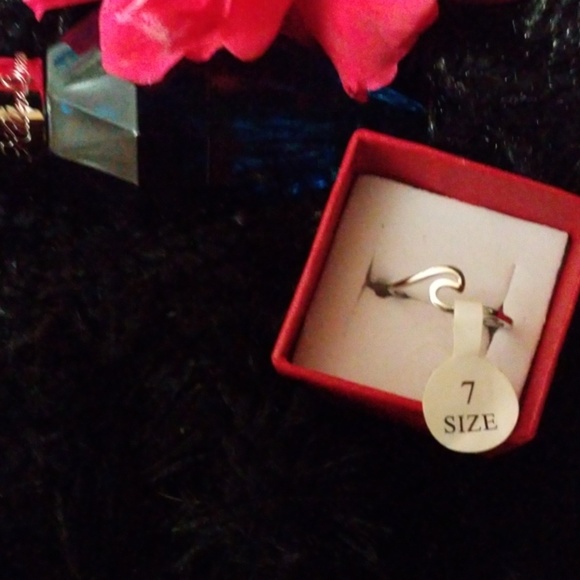 Beautiful Wave Ring - Picture 7 of 8